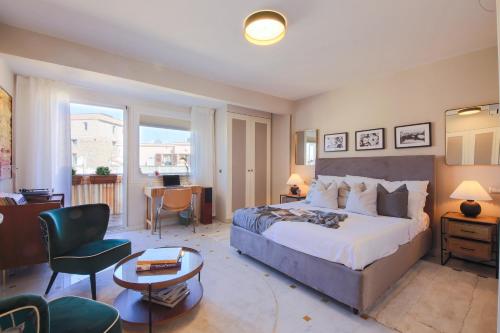 een slaapkamer met een groot bed en een woonkamer bij Apartments Florence - Florence Magic House in Florence