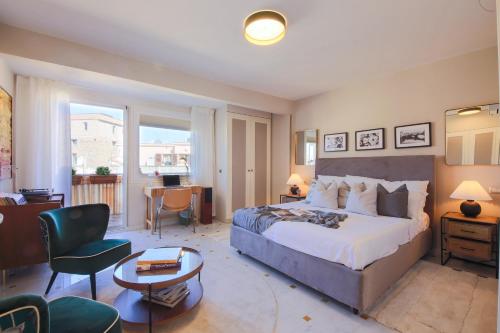 sypialnia z dużym łóżkiem i salonem w obiekcie Apartments Florence - Florence Magic House we Florencji