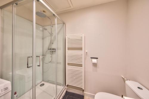 une salle de bain avec douche et toilettes dans l'établissement Appartement Cosy Chalon - Calme & Chaleureux, à Chalon-sur-Saône