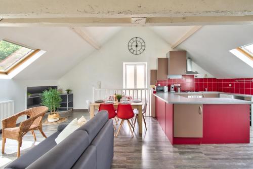 un salon avec un canapé et une cuisine dans l'établissement Appartement Cosy Chalon - Calme & Chaleureux, à Chalon-sur-Saône