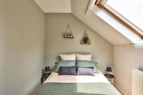 une chambre avec un lit dans un grenier dans l'établissement Appartement Cosy Chalon - Calme & Chaleureux, à Chalon-sur-Saône