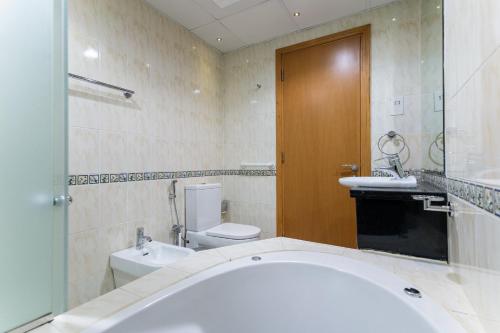Koupelna v ubytování The Waves Dubai Marina - 2BR Apartment - Allsopp&Allsopp