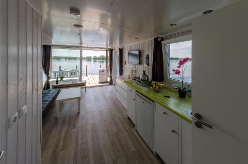 Dapur atau dapur kecil di feststehendes Hausboot