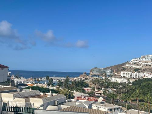 - une vue sur la ville avec ses bâtiments et l'océan dans l'établissement Rosa Amarilla Apartment, à Puerto Rico