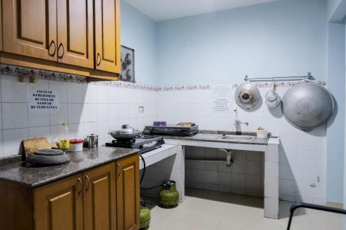 a small kitchen with a sink and a stove at KoolKost Syariah near Green Pramuka Square Mall - Minimal Stay 6 Nights in Jakarta