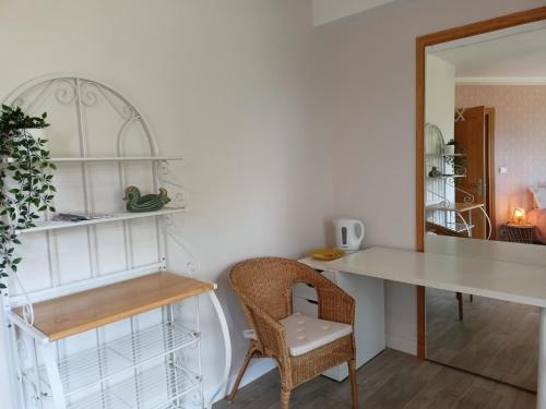 escritorio y silla en una habitación con espejo en Les chambres du Vert Galant Rez de jardin en Verlinghem