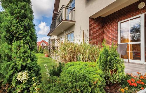ein Garten vor einem Haus in der Unterkunft Cozy Apartment In Rowy With Kitchen in Rowy