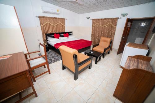 Postel nebo postele na pokoji v ubytování Bombay Hotel