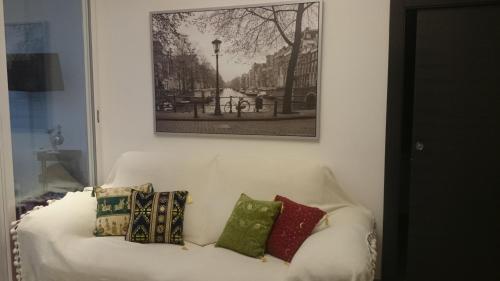 グラナダにあるPiso 2 dormitorios centro histórico Granadaの白いソファ(枕付)