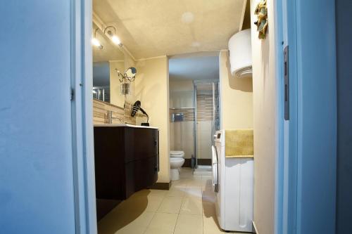 uma casa de banho com um lavatório e um WC em Attico Sul Mare In Centro em Capo dʼOrlando