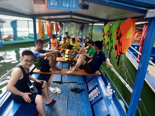 a group of people sitting on a boat in the water at Ba Bể Green (View Ba Be lake) in Bak Kan