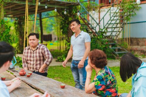 a group of people sitting around a table at Ba Bể Green (View Ba Be lake) in Bak Kan