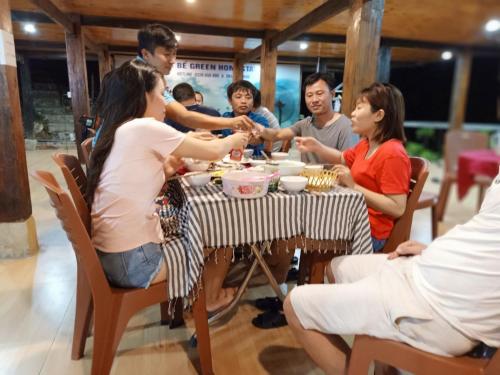a group of people sitting around a table at Ba Bể Green (View Ba Be lake) in Bak Kan
