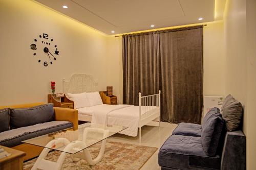 ein Wohnzimmer mit einem Kinderbett in einem Zimmer in der Unterkunft Super OYO 629 Home Lux Suite in Riad