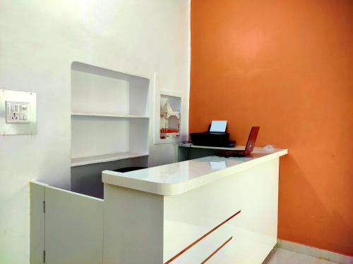 una oficina con escritorio y ordenador portátil. en Khushi Paying Guest House, en Varanasi