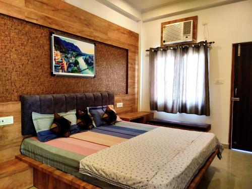 a bedroom with a bed and a window at Khushi Paying Guest House in Varanasi
