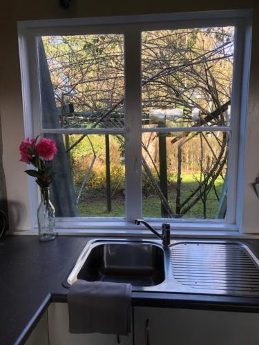 Kitchen o kitchenette sa Black Range Erin Cottage, Tumbarumba