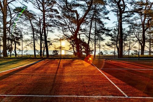 Tenis dan/atau kemudahan skuasy di Cliff Hotel Rügen atau berdekatan