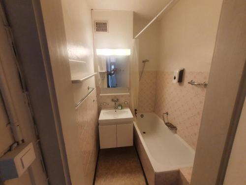 e bagno con vasca, lavandino e vasca. di Sonnegg Guest Rooms Inh M Bisegger a Zurigo