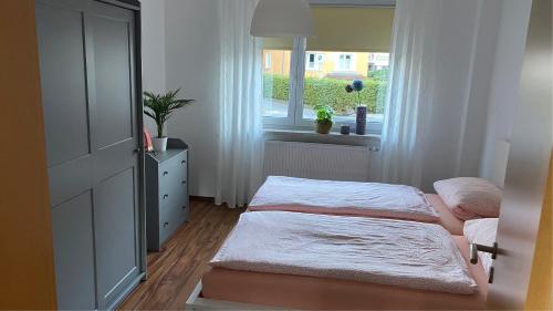 een kleine slaapkamer met een bed en een raam bij Alte Feuerwehr Bleicherode in Bleicherode