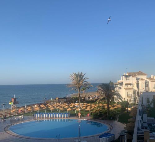 mit Blick auf den Pool und das Meer in der Unterkunft VIK Gran Hotel Costa del Sol in La Cala de Mijas