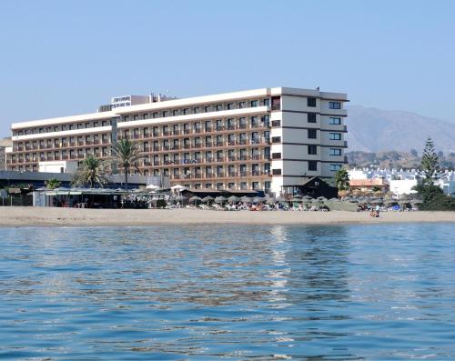 ein Hotel am Strand neben dem Wasser in der Unterkunft VIK Gran Hotel Costa del Sol in La Cala de Mijas