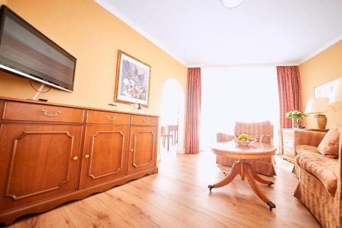 Televisyen dan/atau pusat hiburan di Cliff Hotel Rügen