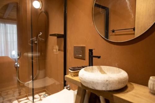 a bathroom with a sink and a shower with a mirror at ASHA ALAÇATI in Çeşme