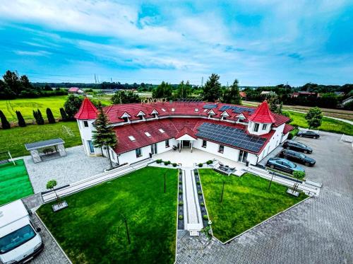 nad głową dużego domu z czerwonym dachem w obiekcie Via Hotel Polkowice w mieście Polkowice