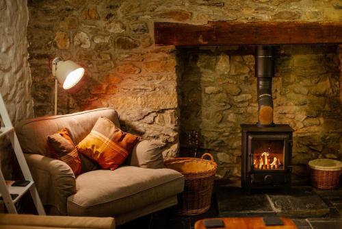 Posezení v ubytování St Davids Hideaway with Roll-top Bath & Log Burner