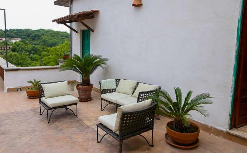 a patio with chairs and plants on a balcony at Radici Dimora natura cultura in Campagnola