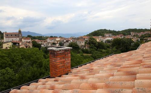 a brick chimney sitting on top of a roof at Radici Dimora natura cultura in Campagnola