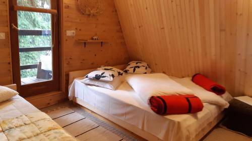 una camera con 2 letti in una baita di tronchi di Ismar&Hanna a Vlasic