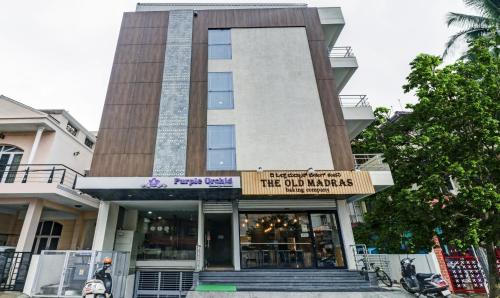 un edificio con una señal que lee los viejos manaus en Treebo Trend Purple Orchid Boutique, en Bangalore