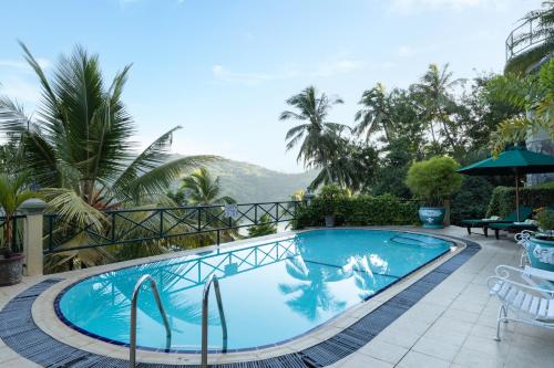 una piscina con vistas a las montañas en Albatross by The Clarks, Kandy, en Digana