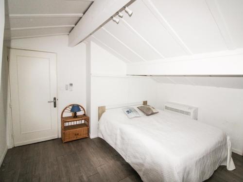 ein weißes Schlafzimmer mit einem Bett und einer weißen Decke in der Unterkunft La Maison Joffre - Chez Marcel - Vue Fort St André - Piscine éco in Villeneuve-lès-Avignon
