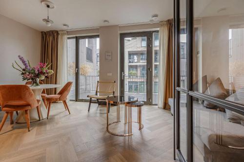 a living room with a table and chairs at Bens The Highdocks in Amsterdam