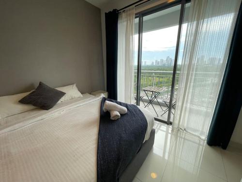 una camera con un letto e una grande finestra di Teega Suites PuteriHarbour By WP Homestay a Johor Bahru