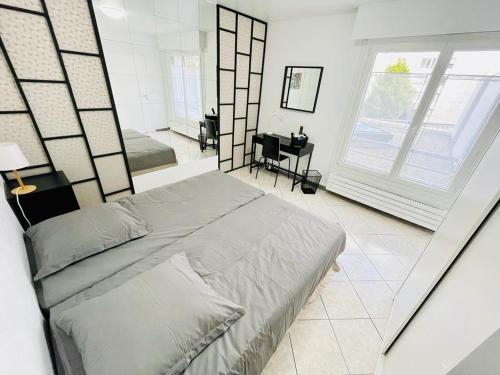 um quarto com uma cama grande e uma janela em Flatshare Colocation 1 close to Geneva em Saint-Genis-Pouilly