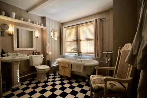 Bilik mandi di The Cottage at Barkwith House