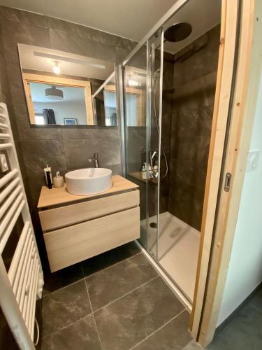 une salle de bain avec un lavabo et une douche dans l'établissement L'Alpujarra 502, à Châtel
