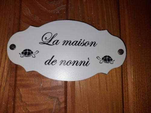 a sign that says la mission de normoit with two turtles at La maison de nonnì in Buonconvento