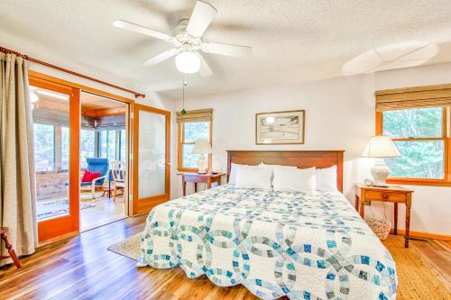 - une chambre avec un lit et un ventilateur de plafond dans l'établissement Lakeshore Treetops, à Lake Junaluska