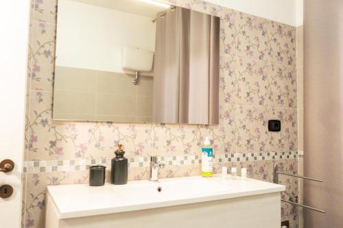 ein Bad mit einem Waschbecken und einem Spiegel in der Unterkunft B&B L'EDEN in Cassino