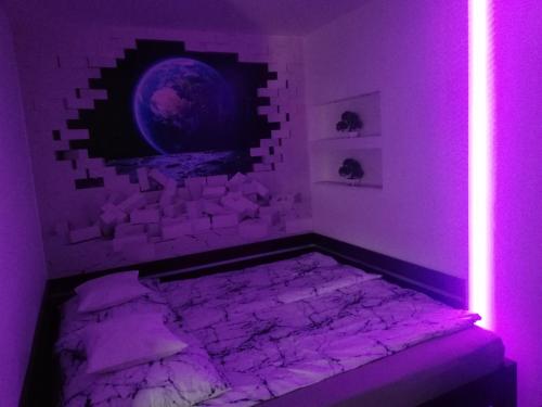 um quarto roxo com uma cama numa parede de tijolos em Apartament Skawina em Skawina