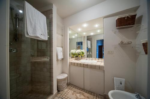 een badkamer met wastafel, douche en toilet bij Corte Kyrios Exclusive Suite XVIII Secolo in Trani