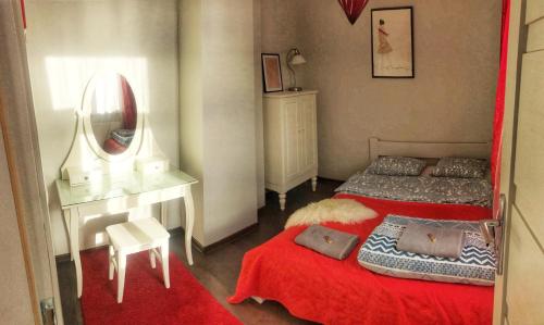 niewielka sypialnia z 2 łóżkami i lustrem w obiekcie Apartament Na Chłodnej | The High Street w mieście Suwałki