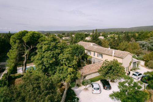 an aerial view of a house with cars parked in a driveway at Le Mas Justin in Gordes
