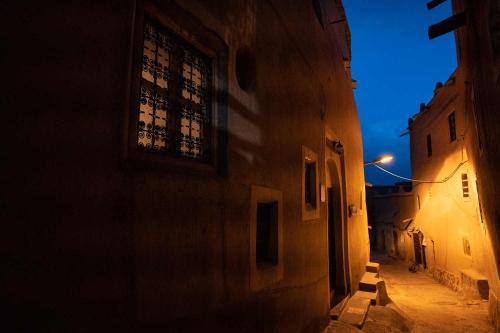an alley with a window on the side of a building at Dar Kamar in Ouarzazate