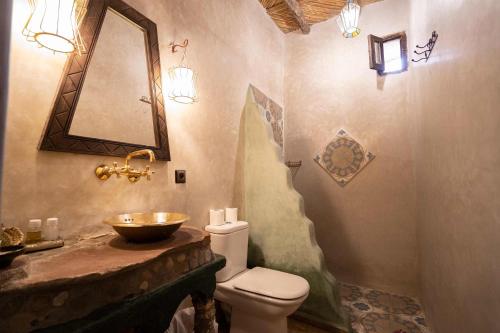 a bathroom with a sink and a toilet in it at Dar Kamar in Ouarzazate